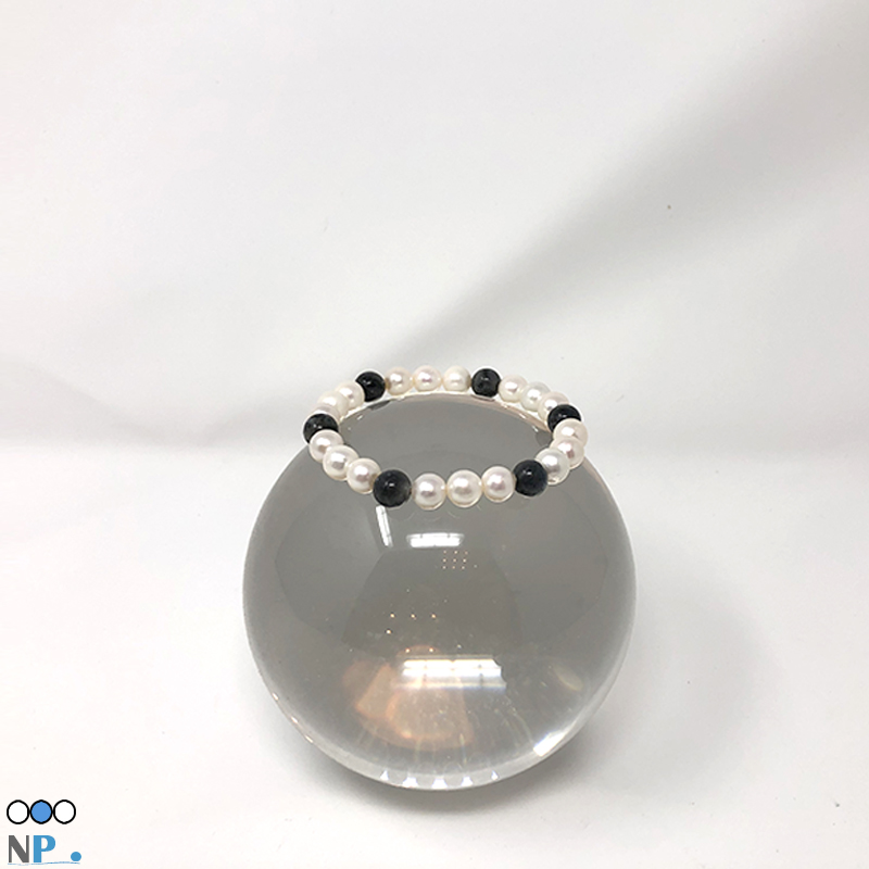Bijou chic,  bracelet de perles blanches d'eau douce avec Pierres semi-precieuses noires d'Obsidienne naturelles